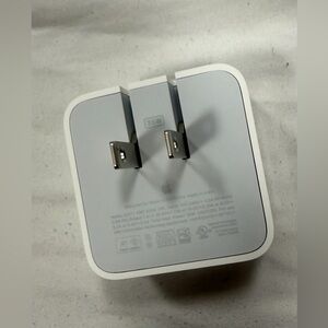 Apple 35W Dual USB-C Port Compact Power Adapter